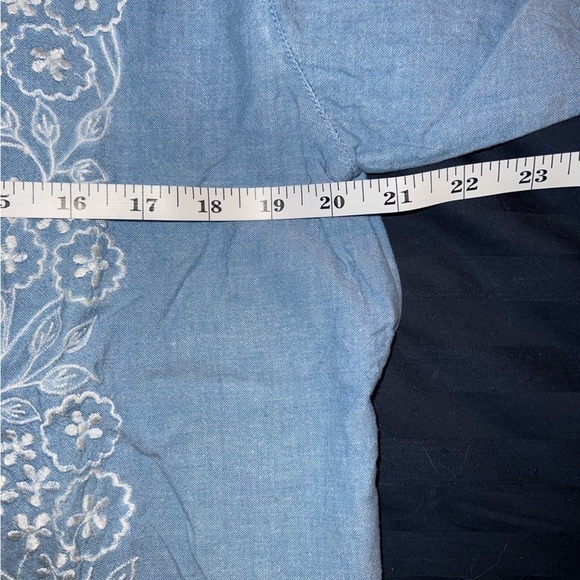 JUST Class light denim blouse with embroidered flowers, all cotton, L, NWOT - Picture 3 of 7